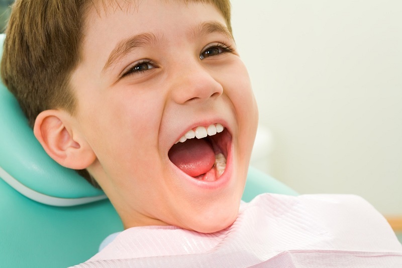 Quá trình rụng răng kéo dài từ năm 5 tuổi tới năm 12 tuổi