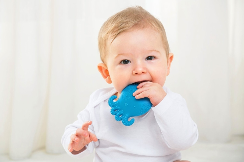 Sử dụng đồ chơi dùng để gặm, kích thích quá trình mọc răng cho trẻ 9 tháng.