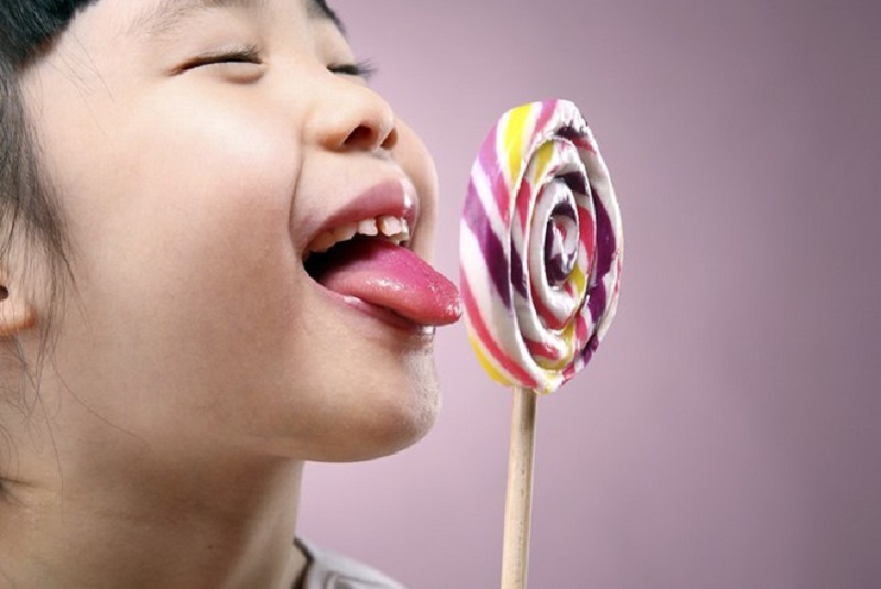 Việc tiêu thụ nhiều thức ăn có đường sẽ khiến bé dễ gặp tình trạng viêm nha chu