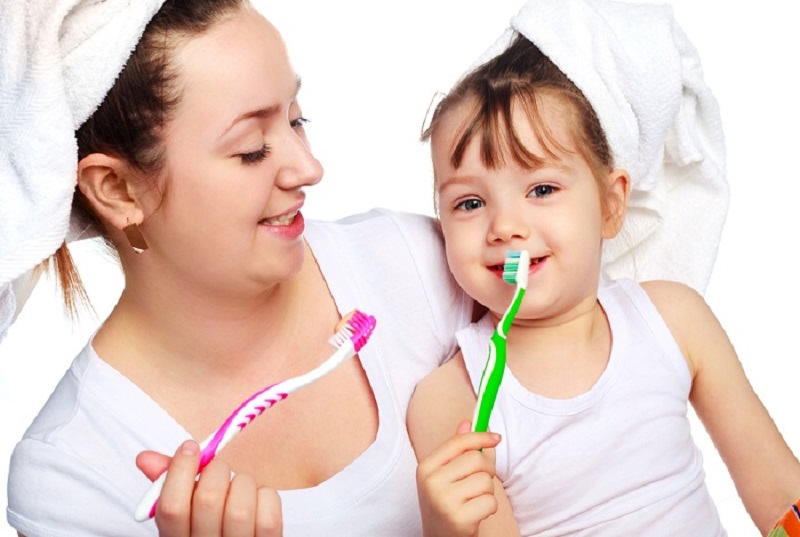 Mẹ nên đánh răng cùng con để tập cho bé thói quen vệ sinh răng mỗi ngày
