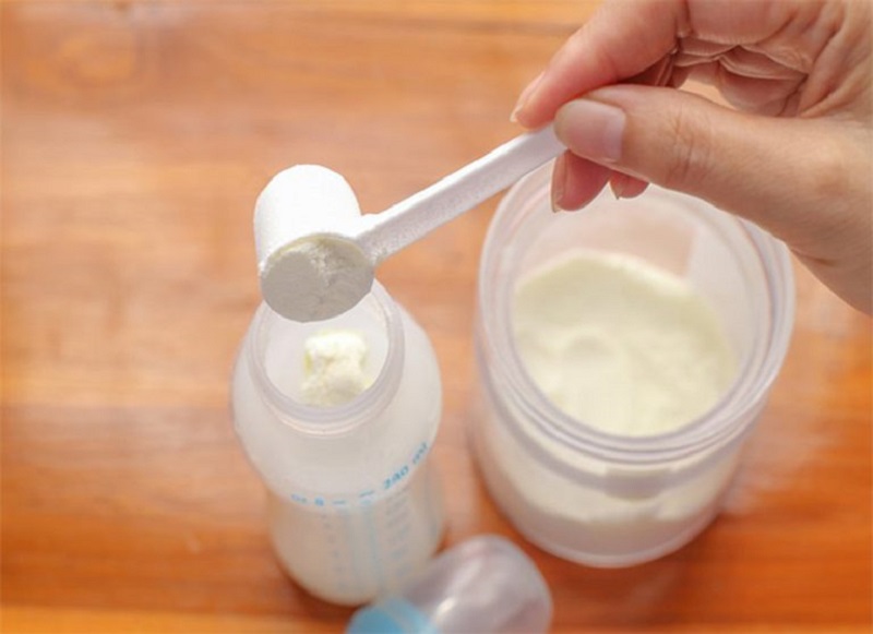 Pha sữa không đúng cách cũng là tác nhân gây chậm mọc răng ở trẻ
