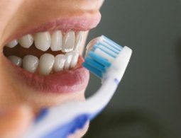 Cần lưu ý cách vệ sinh răng miệng để trị hôi miệng