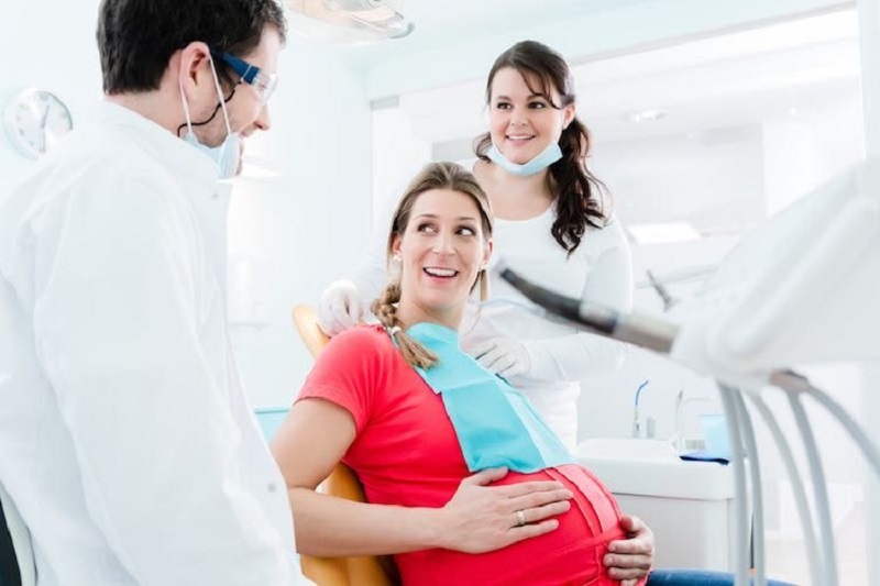Bạn nên khám răng trước và trong thai kỳ để bác sĩ theo dõi sức khỏe răng và có phương án xử lý