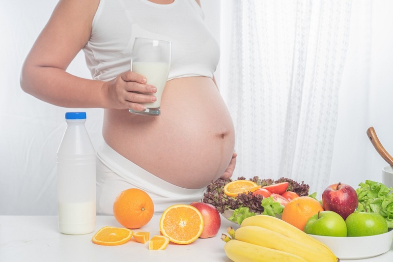 Xây dựng chế độ ăn uống khoa học sẽ giúp mẹ bầu cải thiện tình trạng ê buốt răng khi mang thai