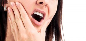 Nên làm gì khi bị ê buốt răng sau khi nhổ răng khôn?
