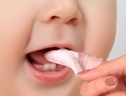 Nên sử dụng loại gạc rơ lưỡi nào cho trẻ sơ sinh và trẻ nhỏ?