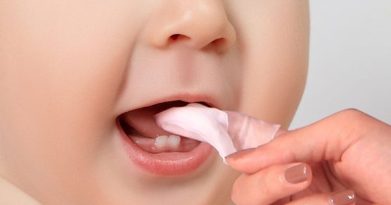 Nên sử dụng loại gạc rơ lưỡi nào cho trẻ sơ sinh và trẻ nhỏ?