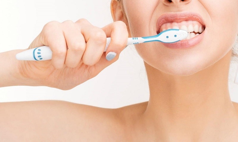 Việc vệ sinh răng miệng không sạch là nguyên nhân chủ yếu gây sâu răng cửa