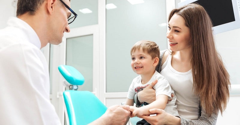 Khám nha khoa định kỳ là cách để bác sĩ có thể điều trị sún răng kịp thời cho bé