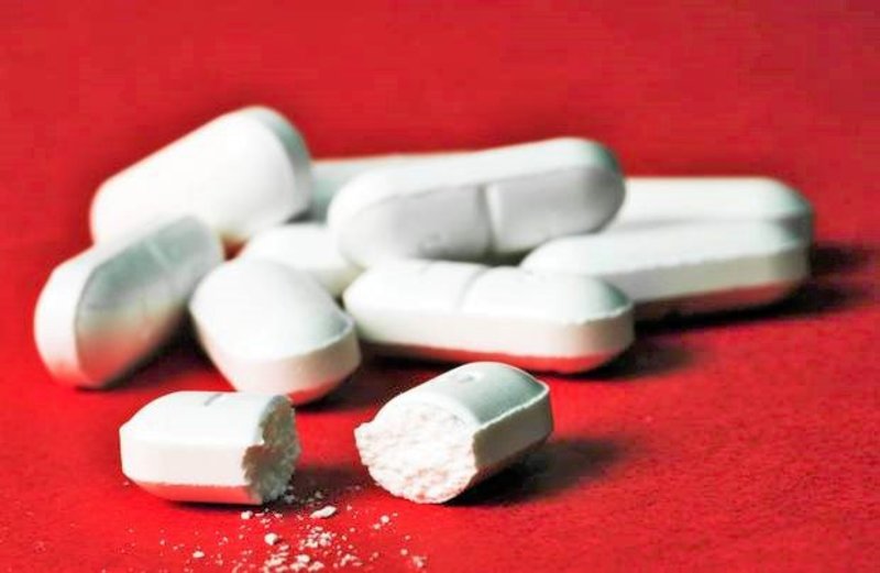 Có thể dùng paracetamol để giảm đau và điều trị với các triệu chứng ở mức độ nhẹ đến trung bình