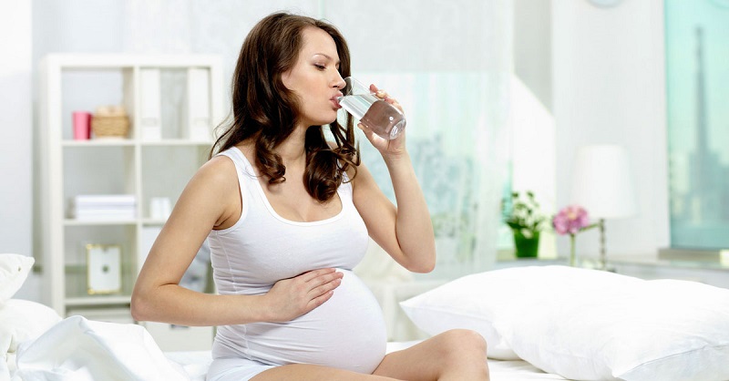 Thiếu nước là nguyên nhân phổ biến dẫn đến tình trạng tưa miệng khi mang thai