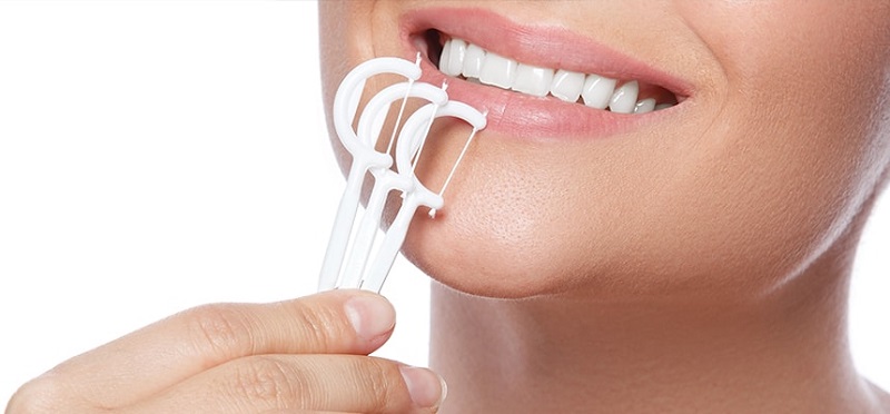 Chỉ nha khoa là công cụ hữu hiệu trong việc làm sạch răng giai đoạn viêm nha chu