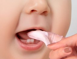 Cách rơ lưỡi cho bé an toàn và hiệu quả