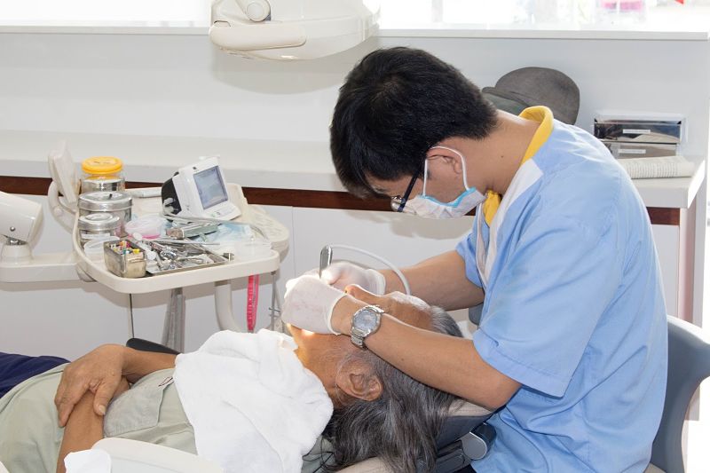 Khách hàng nên lựa chọn các trung tâm nha khoa uy tín để bọc răng