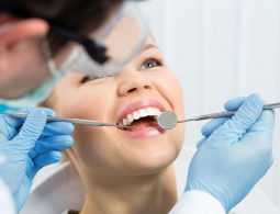 Tại bệnh viện Răng Hàm Mặt, bác sĩ sẽ tư vấn giúp bạn lựa chọn loại răng sứ phù hợp