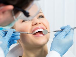 Tại bệnh viện Răng Hàm Mặt, bác sĩ sẽ tư vấn giúp bạn lựa chọn loại răng sứ phù hợp