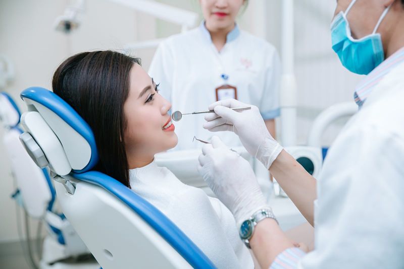 Mức giá bọc răng sứ phụ thuộc vào tình trạng răng miệng và loại răng sứ bạn lựa chọn