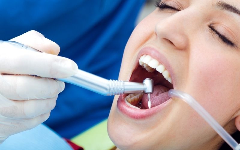 Quá trình gây tê và tạo cùi răng được bác sĩ thực hiện nhằm giảm tình trạng ê buốt