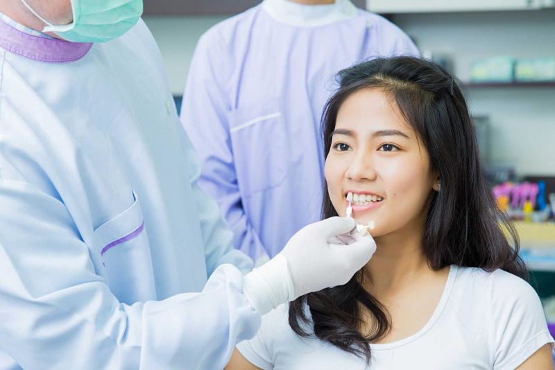 Bác sĩ thăm khám và điều trị triệt để tình trạng sâu răng trước khi bọc răng
