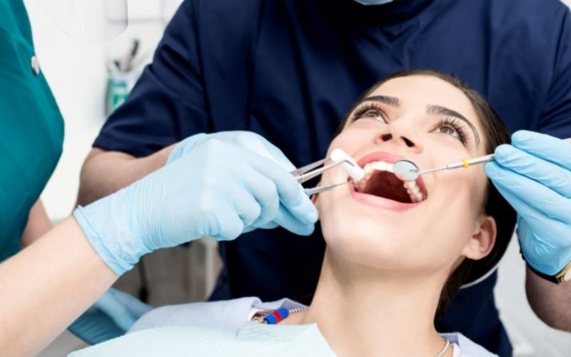 Bác sĩ chuyên khoa sẽ tiến hành thăm khám tình trạng răng của từng bệnh nhân trong bước đầu tiên