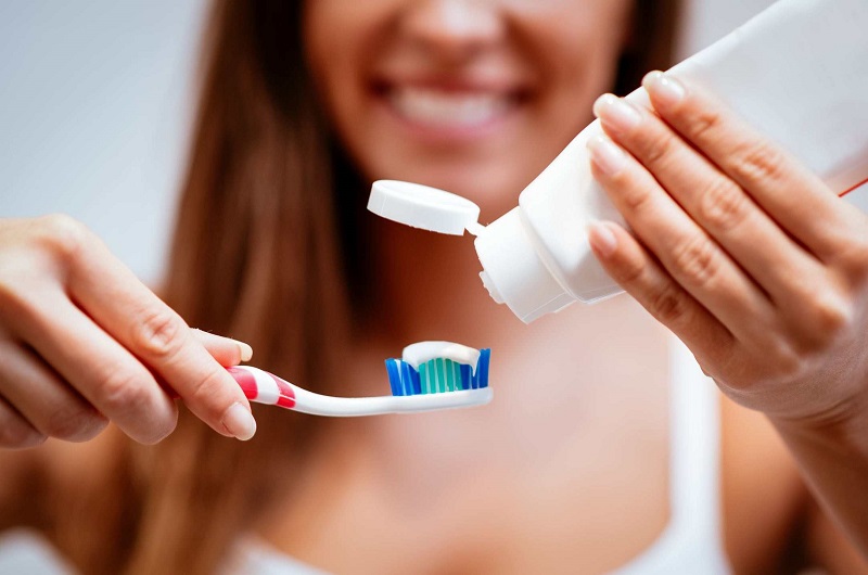 Vệ sinh sạch sẽ răng miệng mỗi ngày chính là cách chăm sóc răng sau khi bọc sứ hiệu quả nhất.