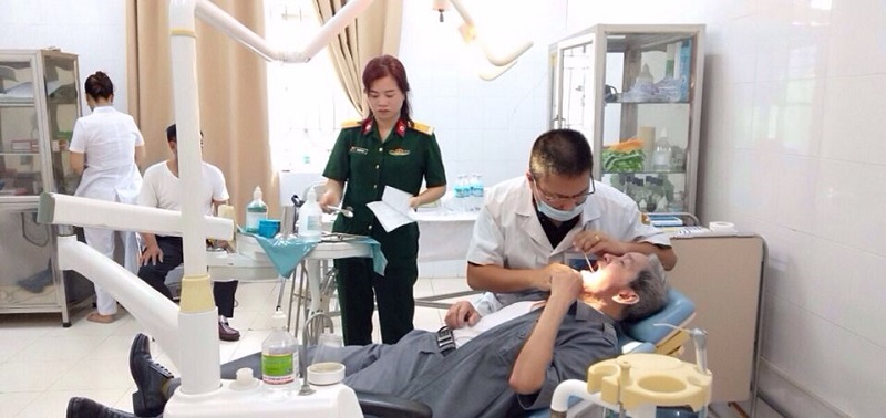 Các bác sĩ tại Bệnh viện Quân Y 103 đang khám răng cho bệnh nhân