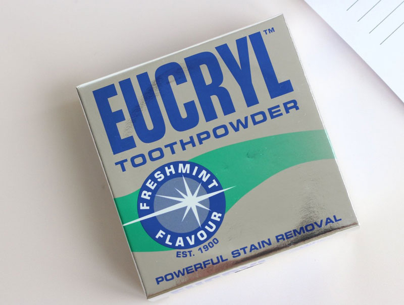 Eucryl giúp loại bỏ được các mảng bám và vết ố vàng trên răng một cách nhanh chóng