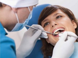 Các bác sĩ sẽ khám tổng thể hàm răng cho bạn trước khi thực hiện phương pháp lấy cao răng
