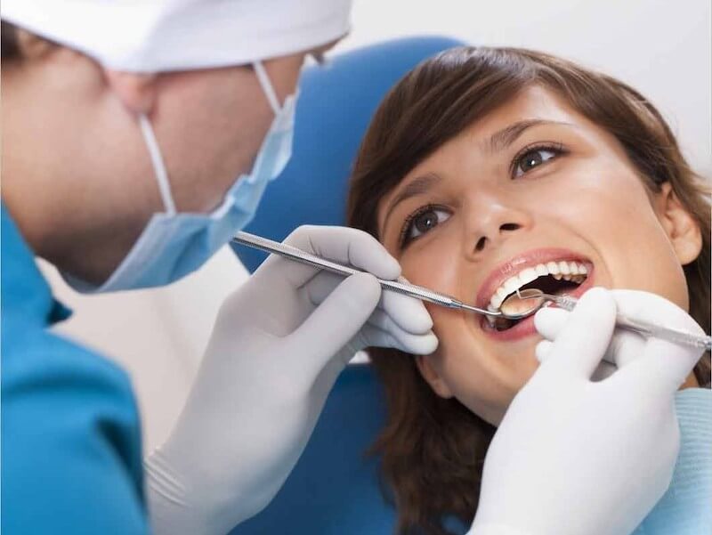 Các bác sĩ sẽ khám tổng thể hàm răng trước tiên