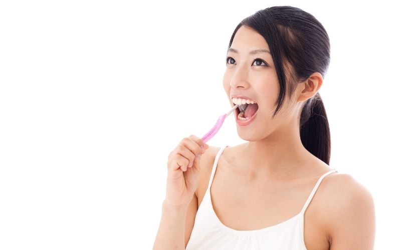 Vệ sinh răng miệng không đảm bảo có thể là nguyên nhân gây ra tình trạng hôi miệng sau khi bọc răng sứ