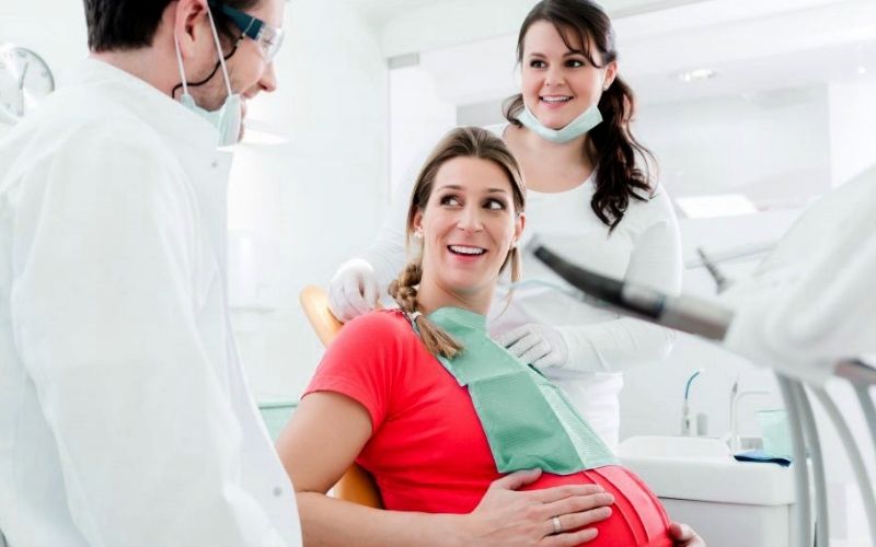Mẹ bầu nên thăm khám bác sĩ để được tư vấn có nên làm răng sứ hay không