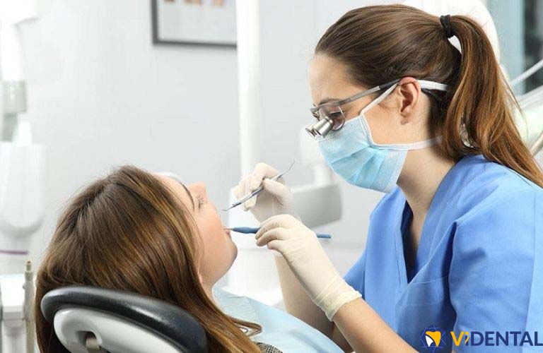 Tại Viện Nha khoa ViDental bác sĩ trực tiếp thăm khám và đưa ra phác đồ điều trị với từng tình trạng mất răng của khách hàng