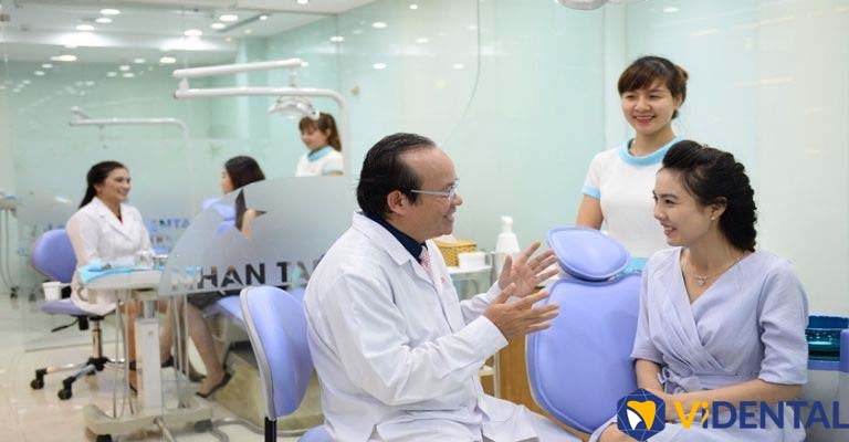 Các chuyên gia bác sĩ hàng đầu tại ViDental tư vấn và thăm khám, giúp chăm sóc răng miệng bệnh nhân hoàn hảo