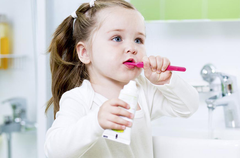 Cha mẹ nên tập cho trẻ thói quen vệ sinh khoang miệng 