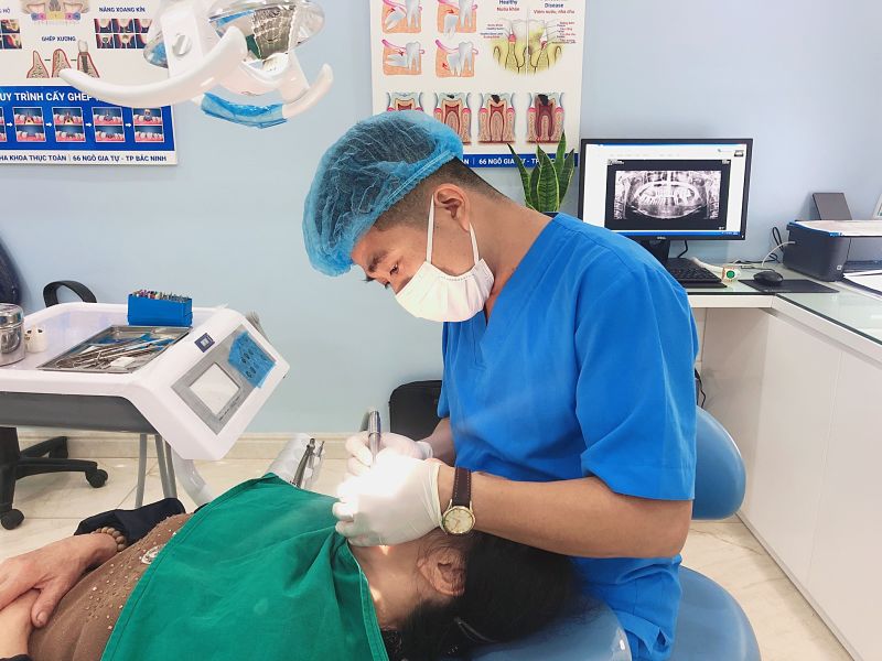 Bệnh nhân sẽ được kiểm tra tình trạng răng kỹ lưỡng trước khi thực hiện
