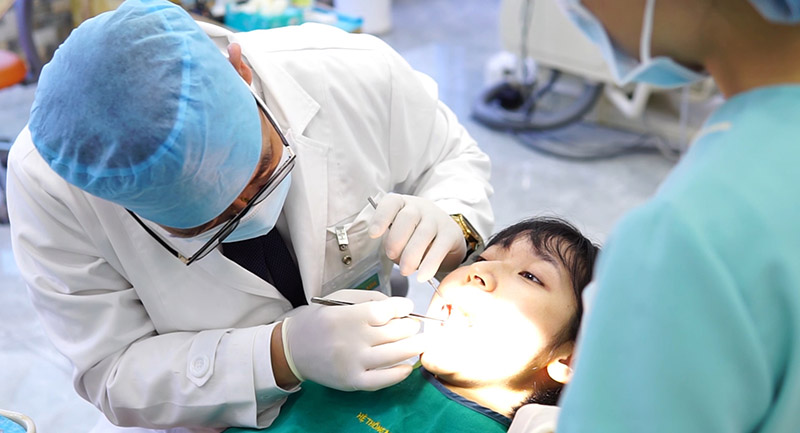 Nhổ răng bằng máy siêu âm giúp giảm đau đớn và đảm bảo an toàn