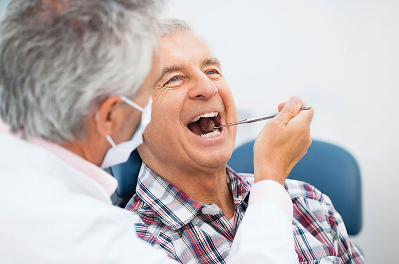 Bác sĩ cần thăm khám sức khỏe răng miệng tổng quát trước khi làm răng giả