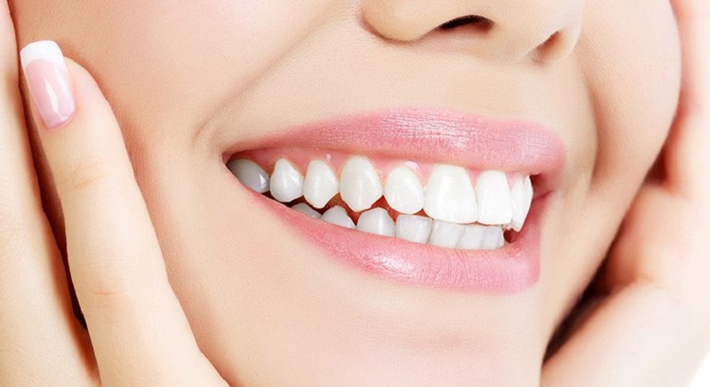 Trồng răng sứ giúp bạn có một nụ cười đẹp