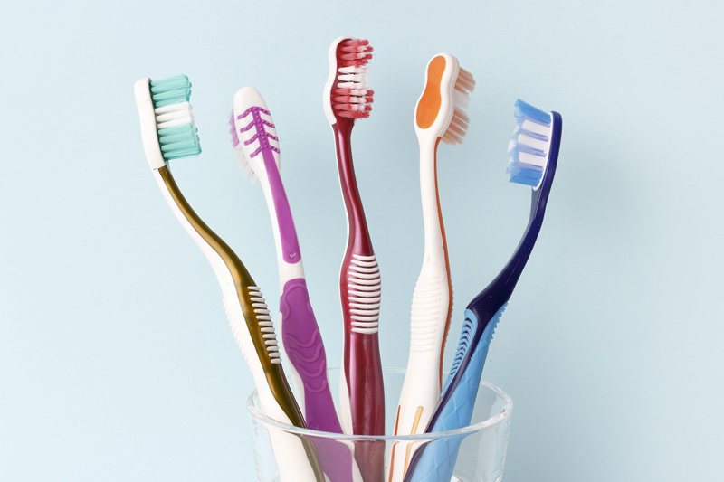 Bạn nên sử dụng bàn chải lông mềm để làm sạch răng