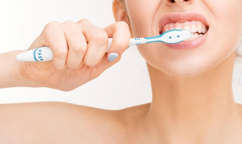 Vệ sinh răng miệng đúng cách để đảm bảo kết quả trồng răng