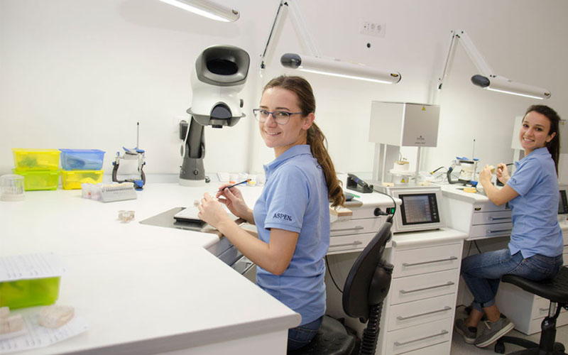 Phòng Lab nha khoa là nơi tạo ra những vật liệu phục vụ điều trị, thẩm mỹ răng miệng