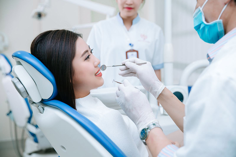Thăm khám là bước đầu tiên trong quy trình niềng răng mắc cài kim loại tự đóng