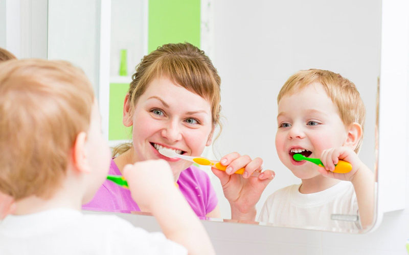 Vệ sinh khoang miệng thường xuyên để tránh vi khuẩn xâm nhập gây đau răng