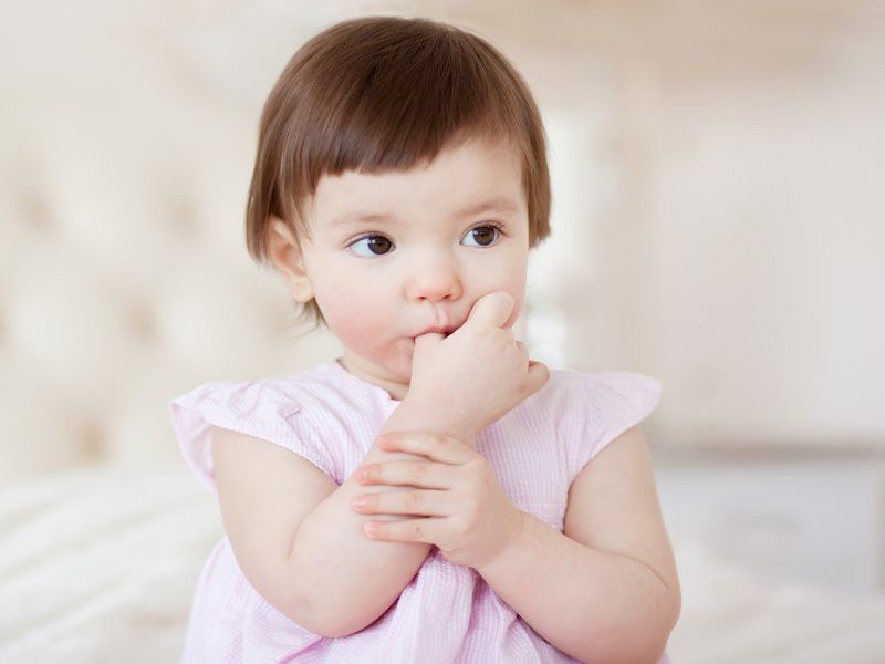 Khớp cắn ngược có thể hình thành do thói quen đẩy lưỡi từ khi còn nhỏ