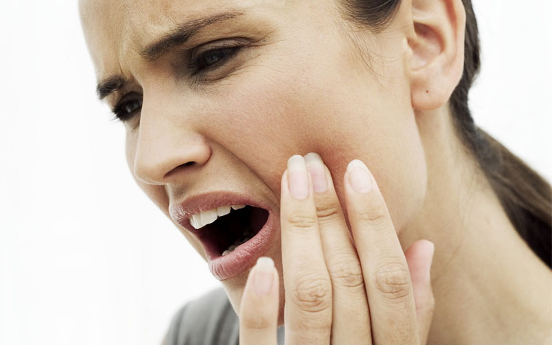 Rủi ro bạn có thể gặp phải là răng trở nên nhạy cảm, dễ đau buốt hơn