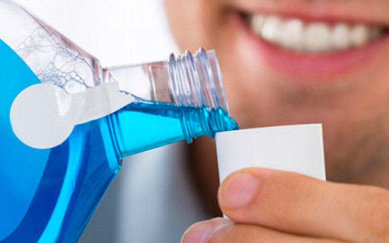 Nước súc miệng có chứa thành phần kháng khuẩn giúp làm sạch khoang miệng