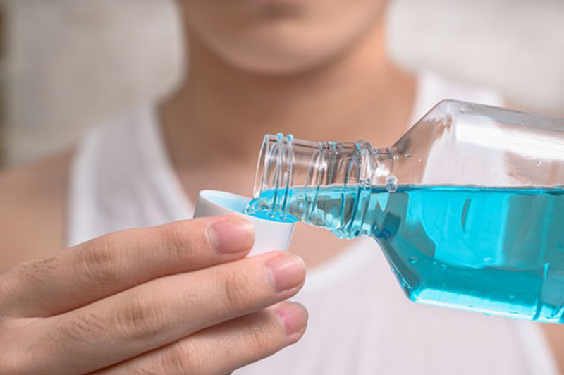 Nước súc miệng giúp làm sạch mảng bám và diệt khuẩn hiệu quả