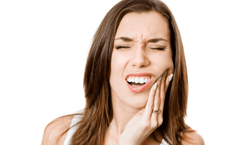 Răng bị mẻ, vỡ có thể khiến bạn bị ê buốt, đau nhức