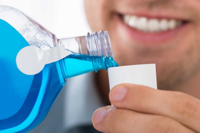 Nước súc miệng giúp loại bỏ vi khuẩn, giảm mùi hôi miệng