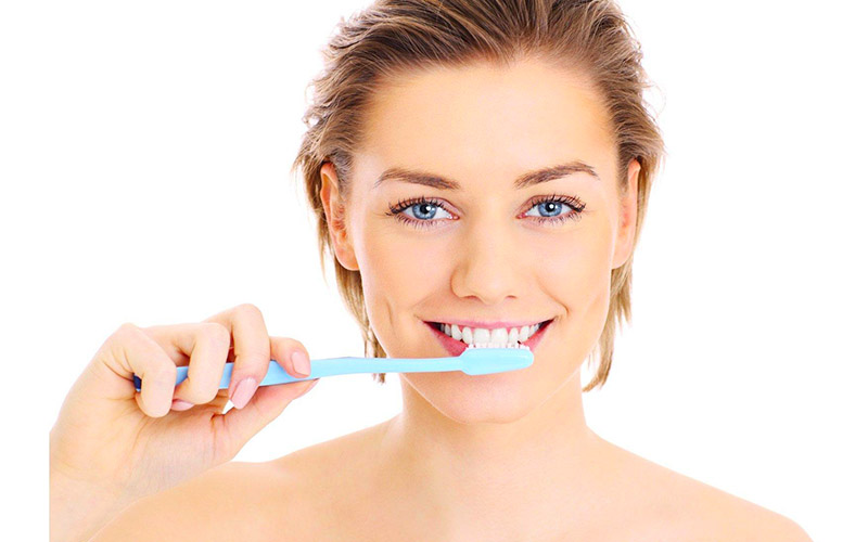 Bạn nên chải răng ít nhất mỗi ngày 2 lần